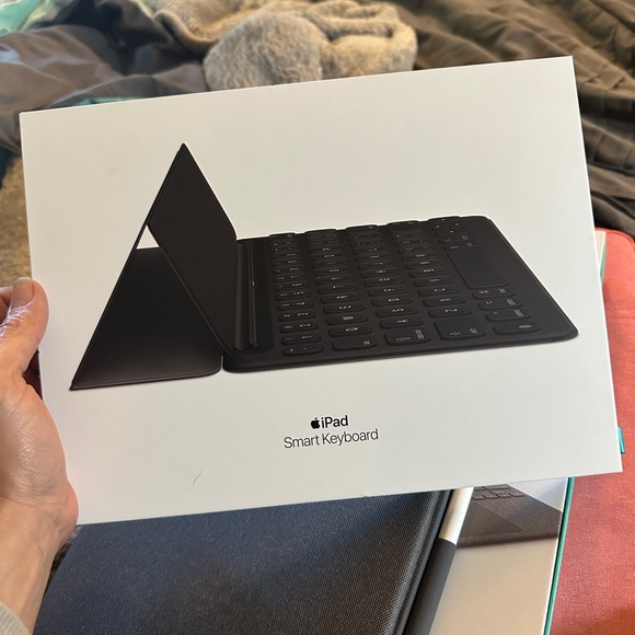 iPad Smart Keyboard - Picture 1 of 3
